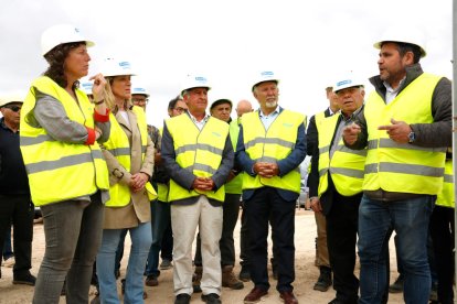 Visita de obras a la modernización de la acequia de Valls encabezada por la consellera de Acción Climática, Teresa Jordà.