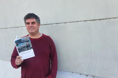 Ramon Usall, amb un dels seus llibres sobre futbol i història.