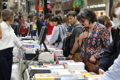 Una parada de llibres, ahir al matí al carrer Major, amb nombrosos compradors que ja es van avançar a la diada dominical d’avui.