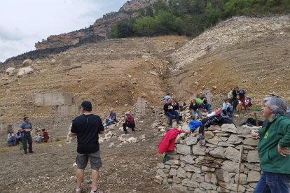 Primers turistes a les mines de Corçà, a Àger, després de quedar al descobert per la sequera a Canelles.