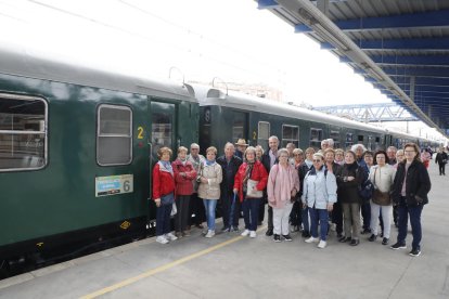 Un grup de passatgers abans de pujar a bord del Tren dels Llacs.