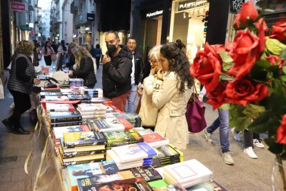 Públic, llibres i roses als carrers de Lleida.