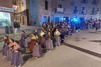 La festa tradicional del Dia de la Faldeta de Fraga va arrancar la nit de divendres amb la ronda de jotes.