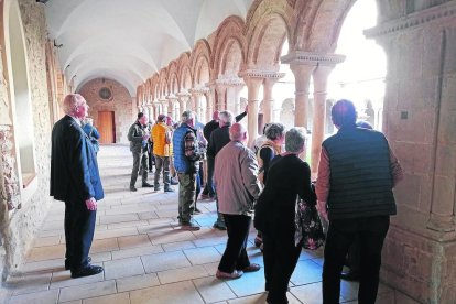 Alguns dels visitants que van poder veure el repic de campanes del monestir de les Avellanes.