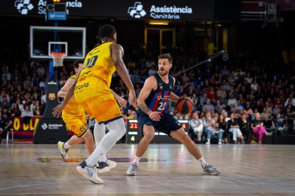 Nico Laprovittola, màxim anotador del partit, porta la pilota.