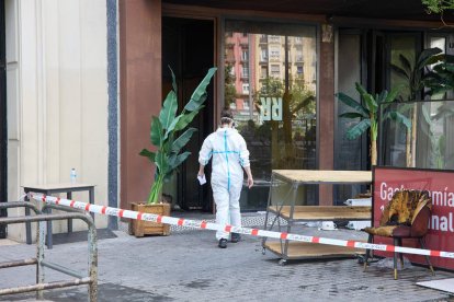 La policia científica a l’entrada del local incendiat.