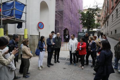 Pueyo i Freixanet, explicant ahir a ciutadans l’anul·lació de la visita guiada.