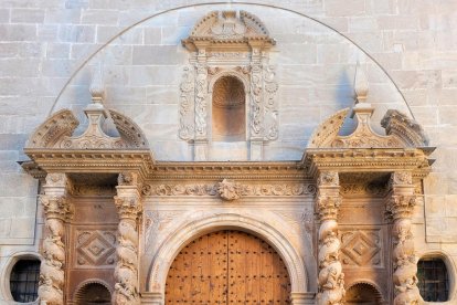 La portalada barroca de l'església de Sant Martí de Riucorb ha estat restaurada sota la direcció d'Albert Gaset