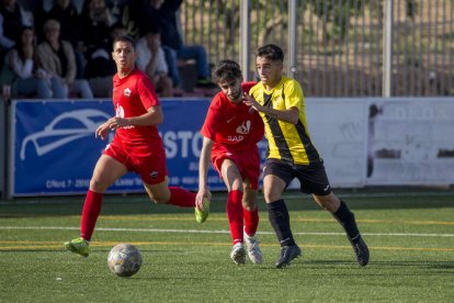 Un jugador del Pardinyes B condueix l’esfèric davant la pressió d’un jugador local.