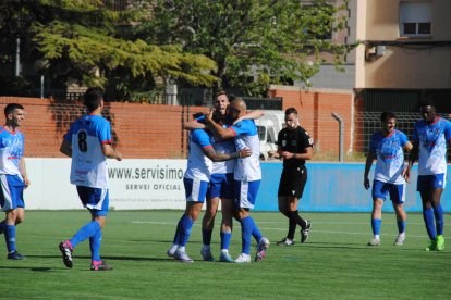 Jofre Graells, Adri Fernández i Genís Soldevila s’abracen en la celebració d’un dels cinc gols que va anotar ahir el Mollerussa.