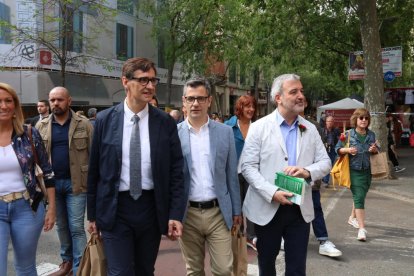 Un Sant Jordi per celebrar “el que ens uneix” - L’alcaldable del PSC a Barcelona, Jaume Collboni, va dir que Sant Jordi és un dia “de celebrar el diàleg, que ens uneix, la cultura”, i va indicar que els veïns enyoraven una diada “fel ...