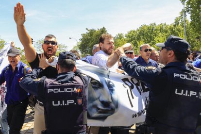 Simpatitzants de Falange s'enfronten a la policia als voltants del cementiri de San Isidro l'arribada de les restes mortals del fundador de la Falange, José Antonio Primo de Rivera, després de la seua exhumació del Valle de Cuelgamuros aquest dilluns.