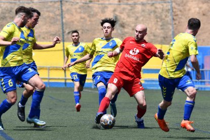 Vendrell, de l'Alpicat, envoltat de rivals de la guineueta, ahir durant el partit.