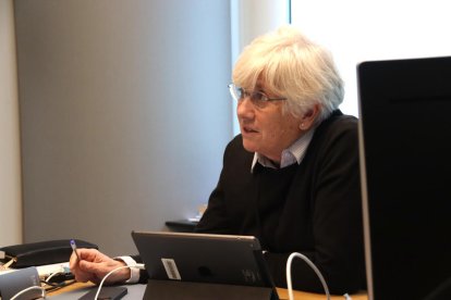 L'eurodiputada de Junts, Clara Ponsatí, a l'interior del seu despatx al Parlament Europeu de Brussel·les, el dia que estava citada a declarar al Tribunal Suprem