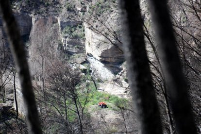 El quad accidentat, sota el barranc del camí de les Generes.