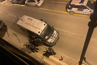 Los antidisturbios arrestaron la madrugada del sábado a un hombre en Agramunt.