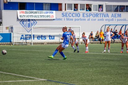 Andrea Gómez marca de penalti el 1-0 ante el Albacete, con la pancarta de protesta al fondo.