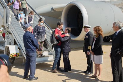 El ministro Albares saluda a los evacuados a su llegada a Torrejón.