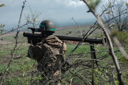 Un militar ucraniano, a punto de disparar un lanzacohetes a las afueras de Bajmut, Ucrania.