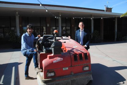 Balcells i Crespín, amb un dels vehicles que se substituiran.