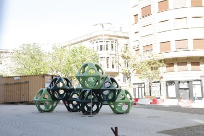 Los juegos infantiles de la nueva plaza de Rambla d’Aragó en el cruce con Lluís Companys.