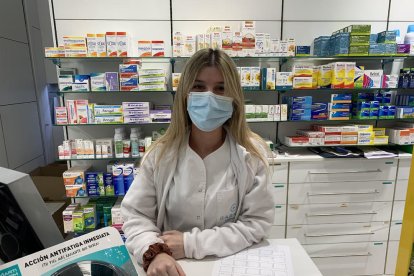 Farmacéutica de la Garròs atendiendo con mascarilla.