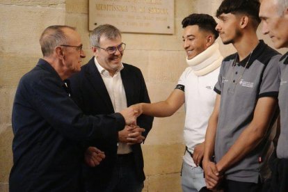 Pueyo felicita a los dos jóvenes que se lanzaron al agua para salvar al hombre.