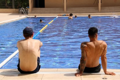 Imatge d'arxiu de joves banyant-se en una piscina.