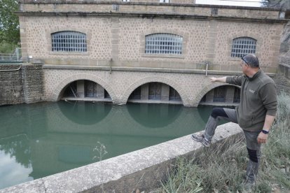 Un vigilant del Canal va ser l’encarregat de tancar les comportes, que només desembassen des d’ahir a la nit dos metres cúbics/segon.