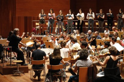 El mestre Jordi Savall, ahir a la tarda en un dels assajos de la ‘Missa solemnis’ de Beethoven amb l’orquestra i el grup coral.