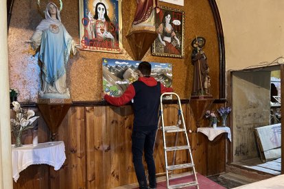 Un moment del desmuntatge de l’exposició, ahir després d’obrir el temple un representant del bisbat.