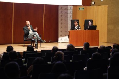 Un momento de la conferencia, ayer, del cineasta leridano en la Setmana de la Comunicació de la UdL. 