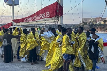 Inmigrantes rescatados por Open Arms llegan a Lampedusa.