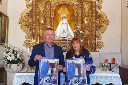 L’alcalde, Joan Sangrà, amb Lorena Jurado, de la confraria.