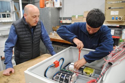 Jordi Esqué, de Fridecal, amb un dels joves estudiants, Raul Parra.