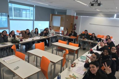 Alumnes en un curs intensiu de català a la UdL.