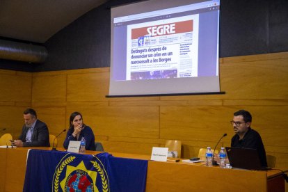 Jordi Fadurdo (IPA) i els periodistes Anna Punsí i Albert Guerrero van analitzar casos recents a Lleida.