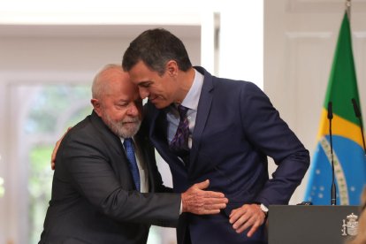 El president del Brasil, Luis Inácio Lula da Silva, abraça Pedro Sánchez al Palau de la Moncloa.