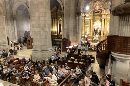 Decenas de personas accedieron al altar de ‘La Moreneta’ durante la misa celebrada en la Catedral. 