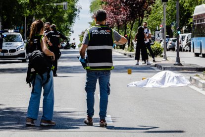 Agents de la policia custodien el cos d’una de les víctimes.