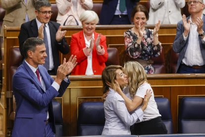 El president del Govern espanyol, Pedro Sánchez, amb les ministres Raquel Sánchez i Yolanda Díaz després de l’aprovació de la llei.