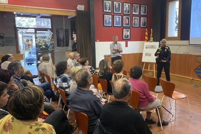 L’alcalde i un representant dels vigilants municipals es van reunir amb els veïns.