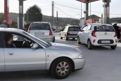 Els carburants, una altra vegada, són els responsables de la pujada de la inflació a l’abril.