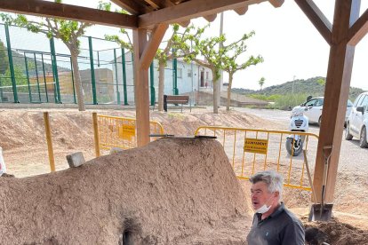 El maestro Abel Portilla, trabajando ayer en Os de Balaguer. 