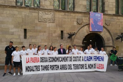 Una representació de la plantilla va sostenir la pancarta de protesta davant de l’ajuntament.