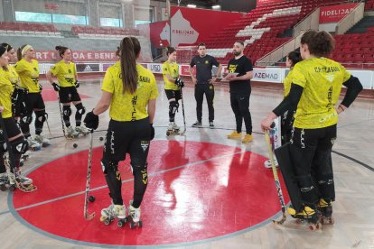 El tècnic del Vila-sana, Lluís Rodero, fa una xarrada abans de l’entrenament al Pavilhao Fidelidade.