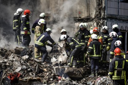 Bombers ucraïnesos busquen víctimes del bombardeig rus entre les ruïnes d’un edifici a Úman.