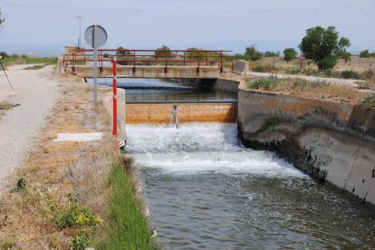 Un dels tancaments al Principal a Vilanova de Bellpuig, que ja emmagatzema aigua per a proveïments.