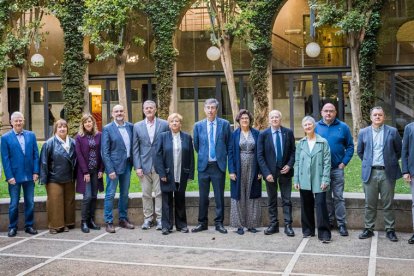 Foto del rector y candidato con todos los miembros de su equipo, a excepción de uno que está pendiente de incorporar. Doce de ellos también repiten.