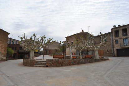 Vista de la plaza Major de Cabanabona donde se ha construido una nueva sede para las dependencias municipales y un local social. 